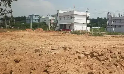 అధికారులు నిర్లక్ష్యం..వ‌ర్ష‌పు నీటితో పెను ముప్పు..!