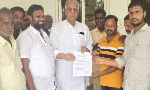 వ్యాపారం కోసం షెడ్లు నిర్మించాలని ఎమ్మెల్సీకి విన‌తి