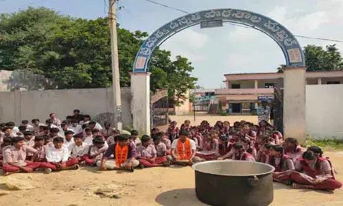 పురుగుల అన్నం తింటే ఏమ‌వుతుంది.. హెడ్మాస్ట‌ర్ సెన్షేష‌న్ కామెంట్స్