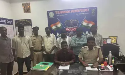 సైబ‌ర్ నేర‌స్తుల ముఠా అరెస్ట్..ఇండికా కారు, 2 మొబైల్‌ ఫోన్లు స్వాధీనం