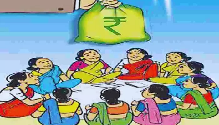 పక్కదారి పట్టిన మహిళా సంఘం డబ్బులు పక్కదారి పట్టిన మహిళా సంఘం డబ్బులు