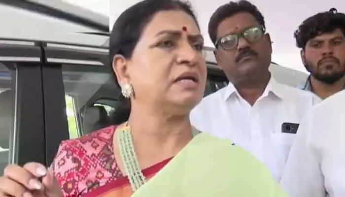 బీజేపీని బద్నాం చేయాలని చూస్తుండ్రు.. ఎంపీ డీకే అరుణ తీవ్ర ఆరోపణలు బీజేపీని బద్నాం చేయాలని చూస్తుండ్రు.. ఎంపీ డీకే అరుణ తీవ్ర ఆరోపణలు