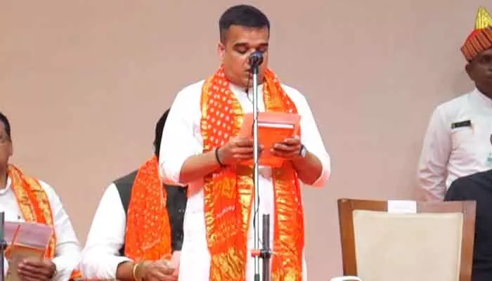 గుజరాత్ కేబినెట్ పునర్వ్యవస్థీకరణ.. డిప్యూటీ CMగా హర్ష్ సంఘ్వీ ప్రమాణం గుజరాత్ కేబినెట్ పునర్వ్యవస్థీకరణ.. డిప్యూటీ CMగా హర్ష్ సంఘ్వీ ప్రమాణం