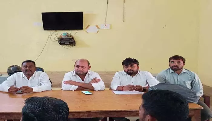 ప్రభుత్వ కొనుగోలు కేంద్రాల్లోనే ధాన్యం విక్రయించాలి ప్రభుత్వ కొనుగోలు కేంద్రాల్లోనే ధాన్యం విక్రయించాలి
