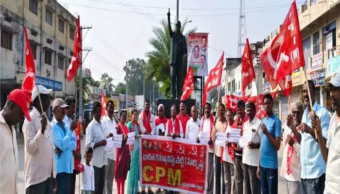 42 శాతం రిజర్వేషన్ అడుకున్నందుకు వ్యతిరేకంగా నిరసన 42 శాతం రిజర్వేషన్ అడుకున్నందుకు వ్యతిరేకంగా నిరసన
