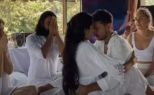 అది ధ్యానమా? శృంగారమా? (వీడియో) అది ధ్యానమా? శృంగారమా? (వీడియో)