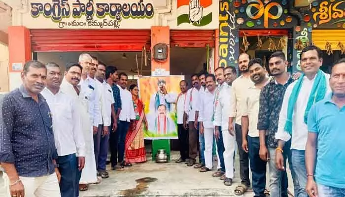 సీఎం, పీసీసీ చీఫ్ చిత్రపటాలకు పాలాభిషేకం సీఎం, పీసీసీ చీఫ్ చిత్రపటాలకు పాలాభిషేకం