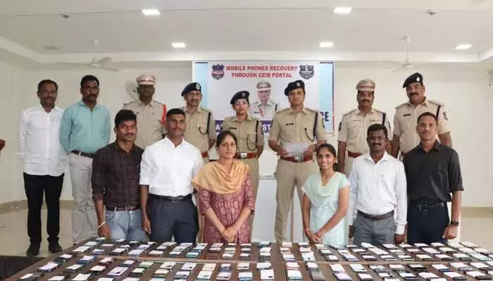 రూ.2.53 కోట్ల విలువైన 1579 ఫోన్లు రికవరీ : ఎస్పీ రాజేష్ చంద్ర రూ.2.53 కోట్ల విలువైన 1579 ఫోన్లు రికవరీ : ఎస్పీ రాజేష్ చంద్ర