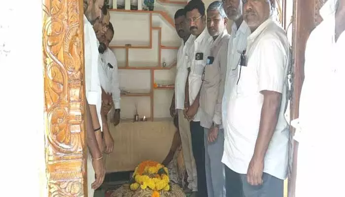 రిటైర్డ్ టీచర్ కొండయ్య సార్కు నివాళులర్పించిన యూటీఎఫ్ నాయకులు రిటైర్డ్ టీచర్ కొండయ్య సార్కు నివాళులర్పించిన యూటీఎఫ్ నాయకులు