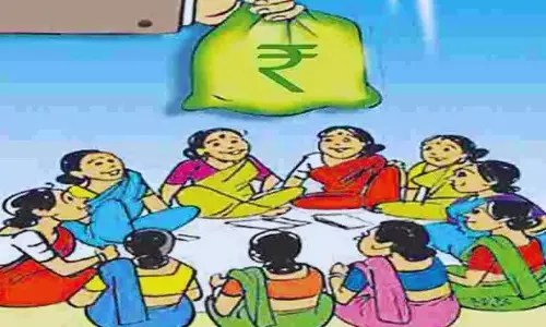 పక్కదారి పట్టిన మహిళా సంఘం డబ్బులు