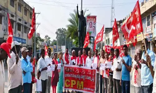 42 శాతం రిజర్వేషన్ అడుకున్నందుకు వ్యతిరేకంగా నిరసన