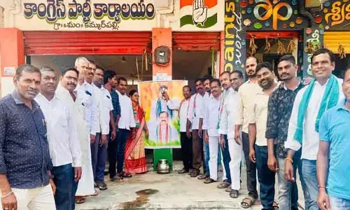 సీఎం, పీసీసీ చీఫ్ చిత్ర‌ప‌టాల‌కు పాలాభిషేకం