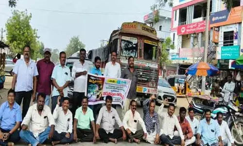 అక్రమ కేసులు ఎత్తివేయాలని జర్నలిస్టుల రాస్తారోకో