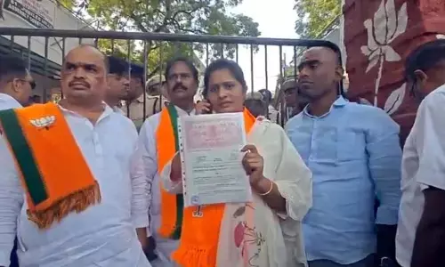 జూబ్లీహిల్స్ ఉపఎన్నిక.. నామినేషన్ వేసేందుకు వచ్చిన బీజేపీ అభ్యర్థి భార్య.. నో ఎంట్రీ!