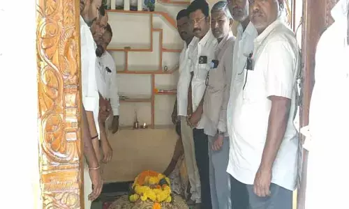 రిటైర్డ్ టీచర్ కొండయ్య సార్‌కు నివాళులర్పించిన యూటీఎఫ్ నాయకులు
