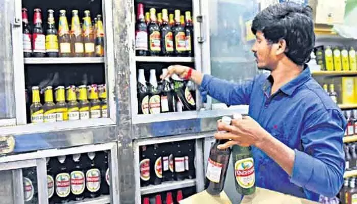 మద్యం వ్యాపారుల సిండికేట్.. ప్రభుత్వ ఆదాయానికి భారీగా గండి మద్యం వ్యాపారుల సిండికేట్.. ప్రభుత్వ ఆదాయానికి భారీగా గండి