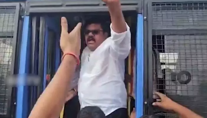 షాద్నగర్ బీసీ బంద్లో ఉద్రిక్తత.. కాంగ్రెస్ ఎమ్మెల్యే అరెస్ట్ షాద్నగర్ బీసీ బంద్లో ఉద్రిక్తత.. కాంగ్రెస్ ఎమ్మెల్యే అరెస్ట్