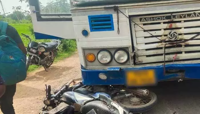 బైకు ని ఢీ కొట్టిన ఆర్టీసీ బస్సు.. వ్యక్తికి గాయాలు బైకు ని ఢీ కొట్టిన ఆర్టీసీ బస్సు.. వ్యక్తికి గాయాలు