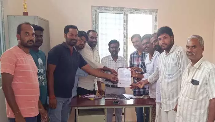 శిథిలావస్థలో ఉన్న పాత నీళ్ల ట్యాంకును తొలగించండి శిథిలావస్థలో ఉన్న పాత నీళ్ల ట్యాంకును తొలగించండి