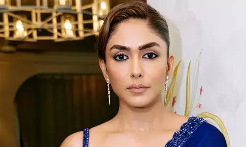 Mrunal Thakur lokks hot in blue saree