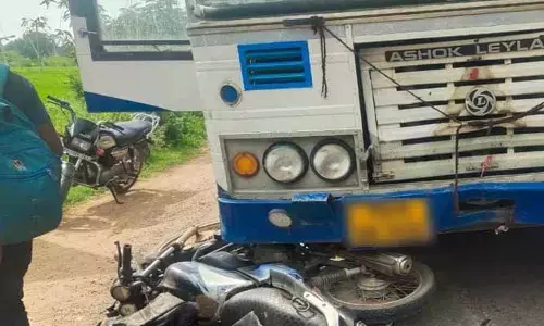 బైకు ని ఢీ కొట్టిన ఆర్టీసీ బ‌స్సు.. వ్య‌క్తికి గాయాలు