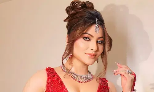 Urvashi Rautela : రెడ్ డ్రెస్‌లో హాట్‌గా కనిపించిన ఊర్వశి రౌటేలా