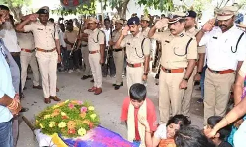 అధికార లాంఛనాలతో సీసీఎస్ కానిస్టేబుల్ అంత్యక్రియలు
