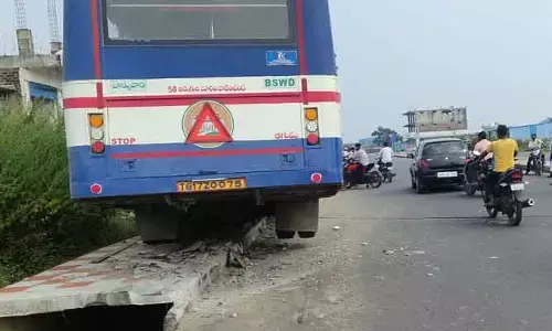 ఆర్టీసీ బ‌స్సుకు త‌ప్పిన పెను ప్ర‌మాదం..!