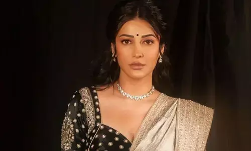Shruti Haasan : శారీలో కవ్విస్తున్న హాట్ బ్యూటీ