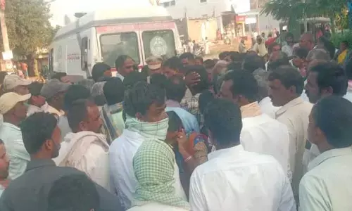 మృతదేహంతో బాధితుల నిరసన