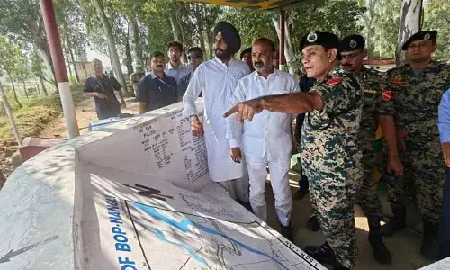 భారత్- పాక్ సరిహద్దుల్లో బండి సంజయ్ పర్యటన.. పంజాబ్ ముంపు బాధితులకు ఇచ్చిన భరోసా