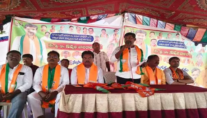 ధర్మం కోసమే పోరాడుతా ముఖ్యమంత్రి జేజమ్మ కూడా నన్నేం చేయలేరు : మాజీ ఎమ్మెల్యే గువ్వల బాలరాజ్ ధర్మం కోసమే పోరాడుతా ముఖ్యమంత్రి జేజమ్మ కూడా నన్నేం చేయలేరు : మాజీ ఎమ్మెల్యే గువ్వల బాలరాజ్
