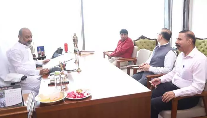 మంచి ముహూర్తం చూసి.. ఆఫీస్ మర్చేసిన బండి సంజయ్ మంచి ముహూర్తం చూసి.. ఆఫీస్ మర్చేసిన బండి సంజయ్
