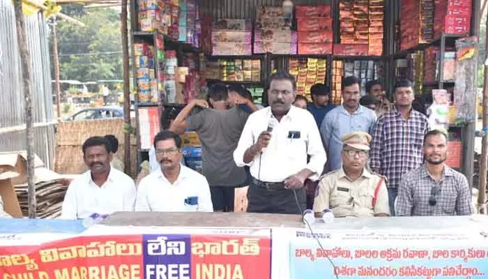 బాలలను పనిలో పెట్టుకుంటే కఠిన చర్యలు : అసిస్టెంట్ లేబర్ ఆఫీసర్ జి.రాజలింగు బాలలను పనిలో పెట్టుకుంటే కఠిన చర్యలు : అసిస్టెంట్ లేబర్ ఆఫీసర్ జి.రాజలింగు