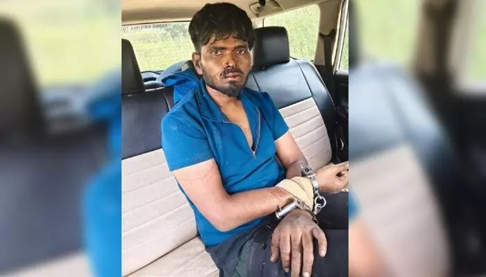 Rowdy sheeter: అదుపులో రౌడీ షీటర్ రియాజ్.. ఫోటోను విడుదల చేసిన నిజామాబాద్ పోలీసులు Rowdy sheeter: అదుపులో రౌడీ షీటర్ రియాజ్.. ఫోటోను విడుదల చేసిన నిజామాబాద్ పోలీసులు