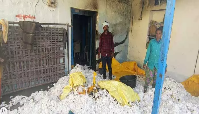 షార్ట్ సర్క్యూట్ తో ఐదు క్వింటాళ్ల పత్తి దగ్దం షార్ట్ సర్క్యూట్ తో ఐదు క్వింటాళ్ల పత్తి దగ్దం