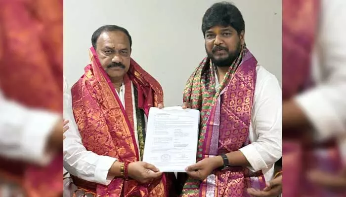 నవీన్యాదవ్కి బీఫామ్అందజేసిన మహేష్కుమార్గౌడ్ నవీన్యాదవ్కి బీఫామ్అందజేసిన మహేష్కుమార్గౌడ్
