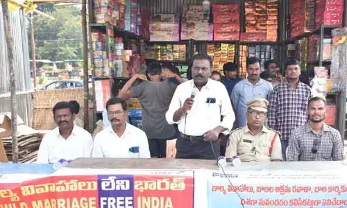 బాలలను పనిలో పెట్టుకుంటే కఠిన చర్యలు : అసిస్టెంట్ లేబర్ ఆఫీసర్ జి.రాజలింగు