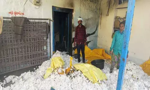 షార్ట్ స‌ర్క్యూట్ తో ఐదు క్వింటాళ్ల ప‌త్తి ద‌గ్దం
