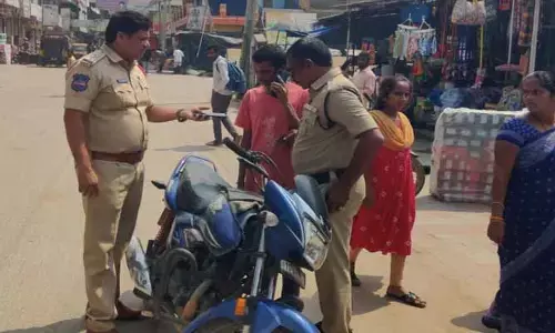 మైనర్ పిల్లలకు ద్విచక్ర వాహనాలు ఇచ్చిన వారిపై కఠిన చర్యలు : ఎస్సై రాహుల్ గైక్వాడ్