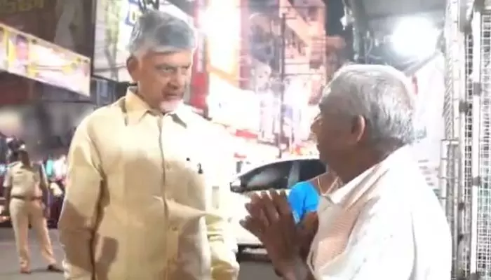 చిరు వ్యాపారులను నేరుగా కలిసిన సీఎం చంద్రబాబు చిరు వ్యాపారులను నేరుగా కలిసిన సీఎం చంద్రబాబు