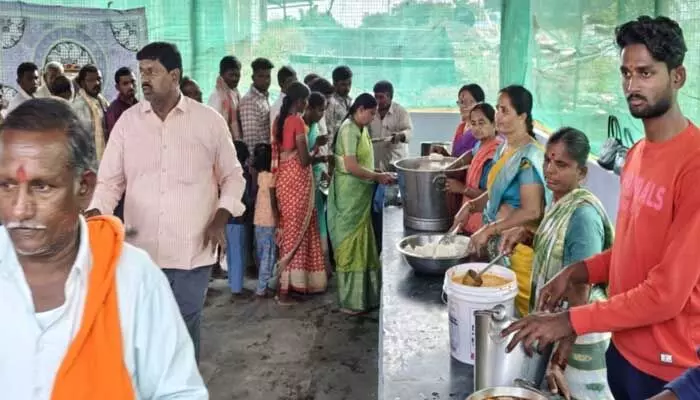 పడమటి అంజన్న ఆలయంలో అన్నదానం..! పడమటి అంజన్న ఆలయంలో అన్నదానం..!
