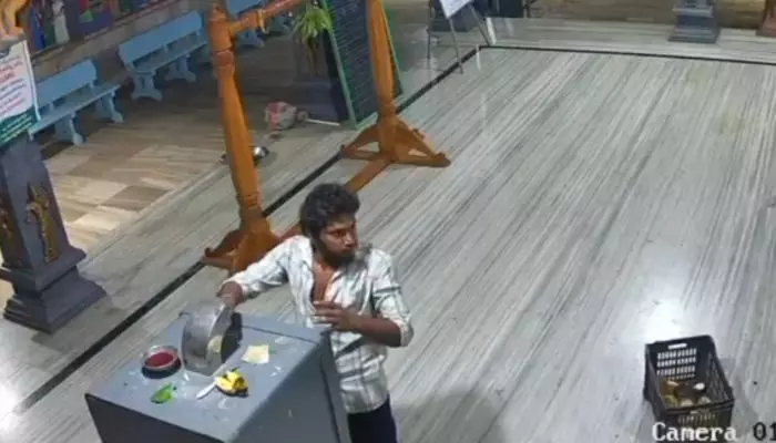 VIDEO: ఈ దొంగ మామూలోడు కాదు.. రూపాయి బబుల్ గమ్తో ఏం చేశాడంటే? VIDEO: ఈ దొంగ మామూలోడు కాదు.. రూపాయి బబుల్ గమ్తో ఏం చేశాడంటే?