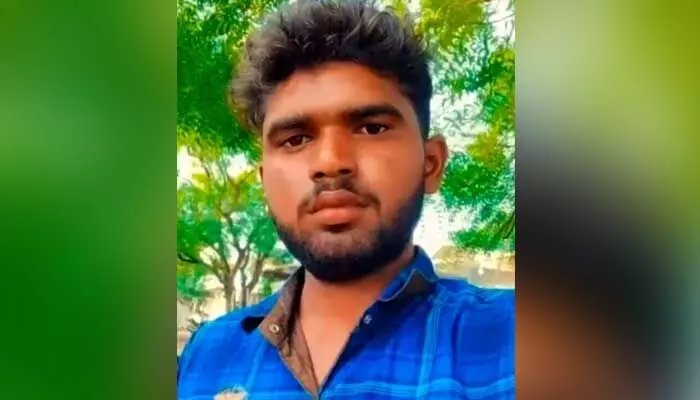 ట్రాక్టర్ డ్రైవర్ ఆత్మహత్య.. తండ్రి చెప్పిన కారణం ఇదే..! ట్రాక్టర్ డ్రైవర్ ఆత్మహత్య.. తండ్రి చెప్పిన కారణం ఇదే..!
