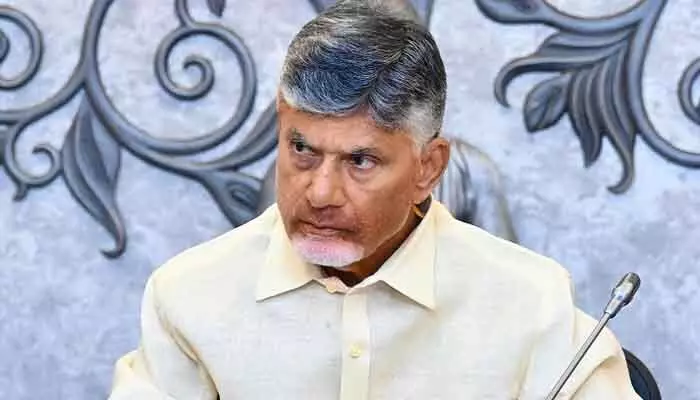 భీమవరం డీఎస్పీ వ్యవహారం.. హోంమంత్రి, డీజీపీతో CM చంద్రబాబు భేటీ భీమవరం డీఎస్పీ వ్యవహారం.. హోంమంత్రి, డీజీపీతో CM చంద్రబాబు భేటీ