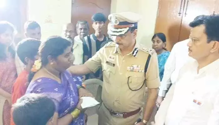 కానిస్టేబుల్ ప్రమోద్ కుటుంబాన్ని పరామర్శించిన డీజీపీ కానిస్టేబుల్ ప్రమోద్ కుటుంబాన్ని పరామర్శించిన డీజీపీ