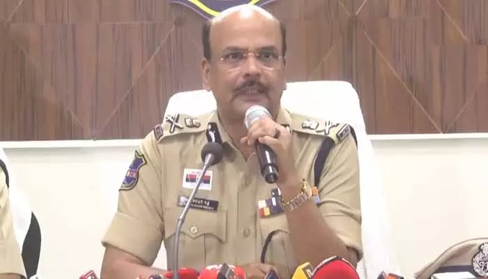 మావోయిస్టులంతా లొంగిపోండి.. డీజీపీ శివధర్రెడ్డి కీలక పిలుపు మావోయిస్టులంతా లొంగిపోండి.. డీజీపీ శివధర్రెడ్డి కీలక పిలుపు