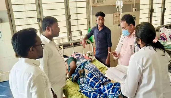 రిమ్స్ డైరెక్టర్ నిర్లక్ష్యం.. పేదలకు తప్పని ఇబ్బందులు..! రిమ్స్ డైరెక్టర్ నిర్లక్ష్యం.. పేదలకు తప్పని ఇబ్బందులు..!