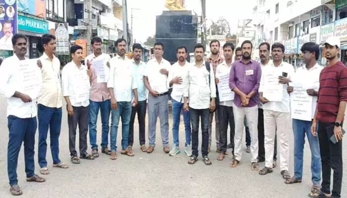 బీసీ బంద్ కి వ్యతిరేకంగా వ్యవహరించిన పాఠశాల యాజమాన్యం తీరు నశించాలి : TPTLF బీసీ బంద్ కి వ్యతిరేకంగా వ్యవహరించిన పాఠశాల యాజమాన్యం తీరు నశించాలి : TPTLF