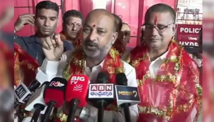 భాగ్యలక్ష్మి ఆలయాన్ని గోల్డెన్ టెంపుల్ చేస్తాం.. బండి సంజయ్ కీలక వ్యాఖ్యలు భాగ్యలక్ష్మి ఆలయాన్ని గోల్డెన్ టెంపుల్ చేస్తాం.. బండి సంజయ్ కీలక వ్యాఖ్యలు